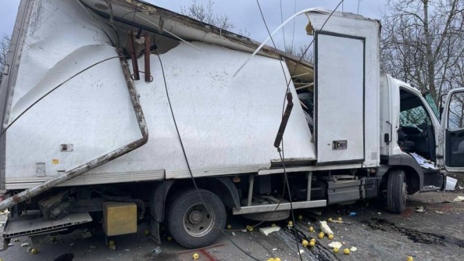 В Крыму грузовик снес столб и врезался в стену, водитель погиб