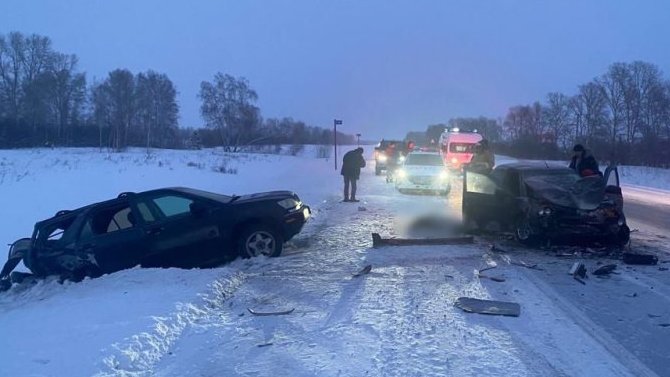 В Новосибирской области столкнулись «Лексус» и «Приора». Погибла пассажирка «Лады», водитель пострадал