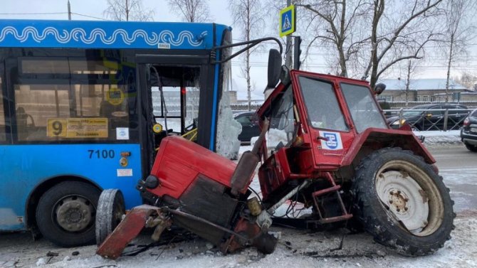 Трактор и пассажирский автобус столкнулись в Архангельске, госпитализированы двое