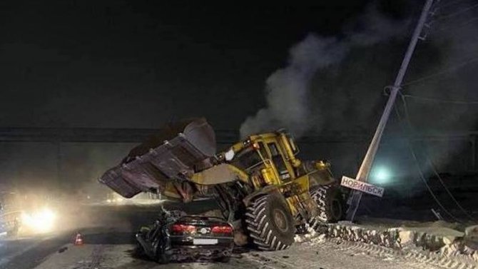 В Красноярском крае "Хонда" столкнулась с трактором, погибли двое