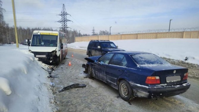 Трое взрослых и трое детей пострадали в ДТП с участием маршрутки в Новосибирске
