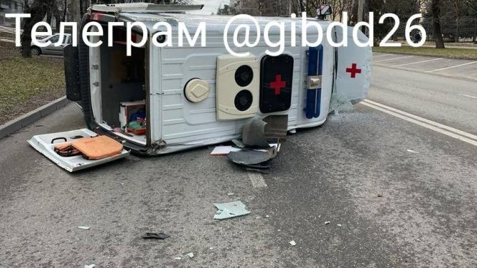 В Ставрополе в результате ДТП опрокинулась машина скорой помощи, перевозившая пациента