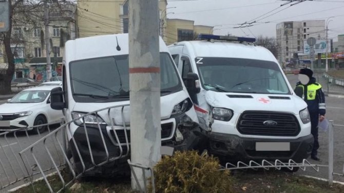 В Симферополе в ДТП попал автомобиль скорой помощи, есть пострадавшие