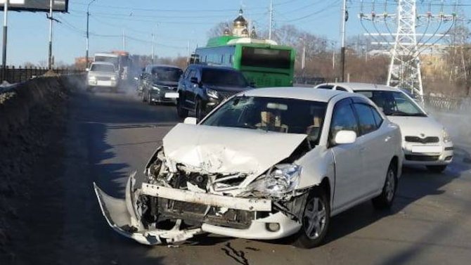 В Хабаровске «Тойота» столкнулась с маршрутным автобусом, есть пострадавший
