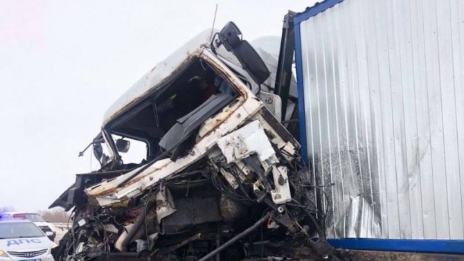 В Нефтеюганске столкнулись два большегруза, оба водителя погибли