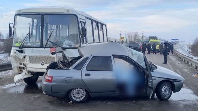 В Татарстане в ДТП с легковым автомобилем и автобусом один человек погиб, трое пострадали