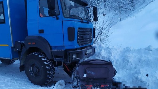 Водитель снегохода погиб в результате ДТП с грузовиком в Магаданской области