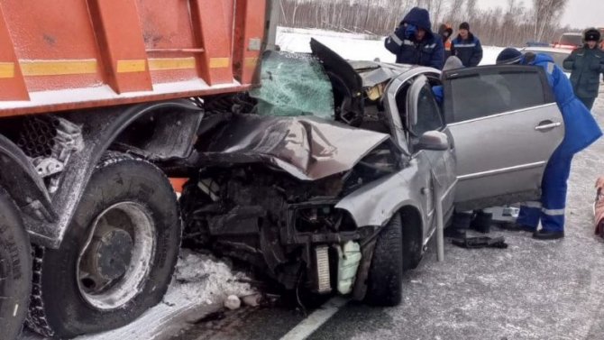 В Новосибирской области «Фольксваген» врезался в КамАЗ дорожных служб, один человек погиб, двое пострадали