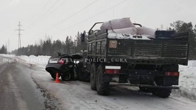 "Приора" столкнулась с грузовым "Уралом" на трассе в Югре, один человек погиб