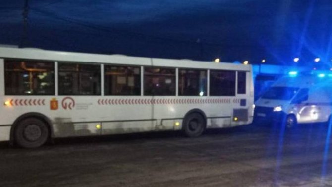 В Красноярске пенсионерка погибла, когда пыталась зайти в автобус