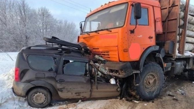 В ДТП с «Ладой» и лесовозом в Кировской области погибли четыре человека