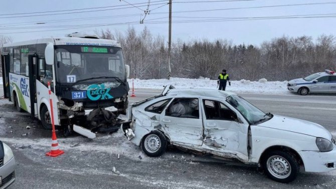 В Омске в массовом ДТП с участием автобуса пострадали 4 человека