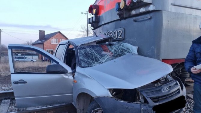 В Краснодарском крае «Лада» столкнулась с грузовым поездом, водитель погиб