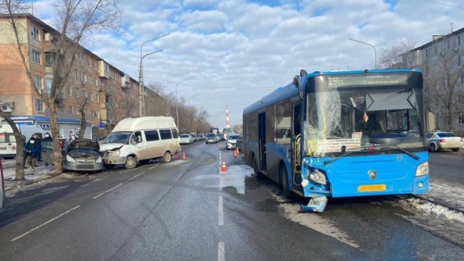 В массовом ДТП с участием автобуса и маршрутки в Астрахани пострадали 4 пассажира, в том числе ребенок