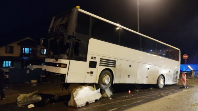 Рейсовый автобус с пассажирами врезался в бетонное ограждение в Краснодарском крае