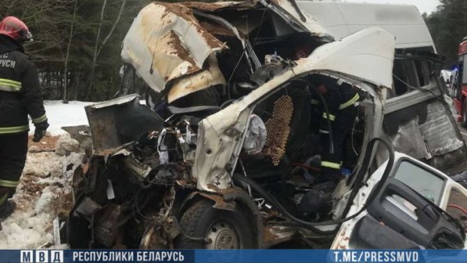 В лобовом ДТП с грузовиком и маршруткой в Беларуси погибли 11 человек