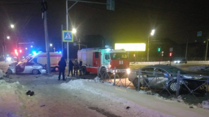 В Омске ночью столкнулись две иномарки, погиб пассажир, пострадали оба водителя