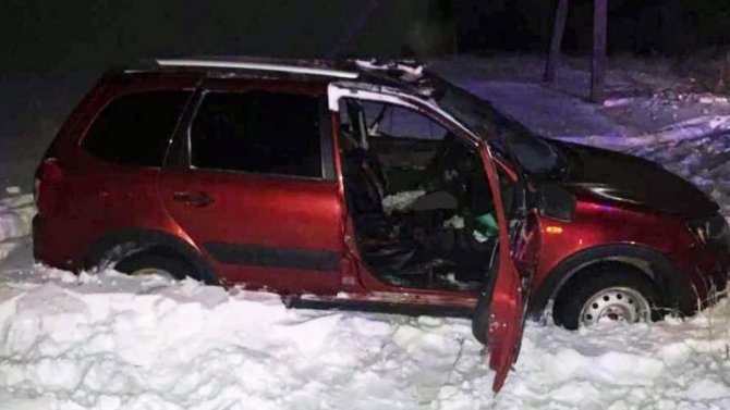 В Воронежской области «Лада» опрокинулась в кювет, водитель погиб, пострадали пассажиры