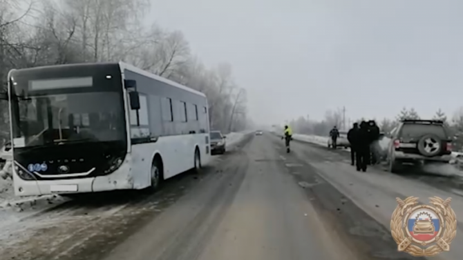Автобус с пассажирами попал в массовое ДТП на трассе в Башкирии