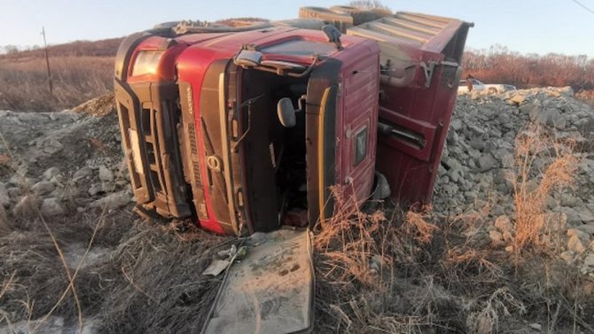 В Приморье опрокинулся грузовик, водитель погиб