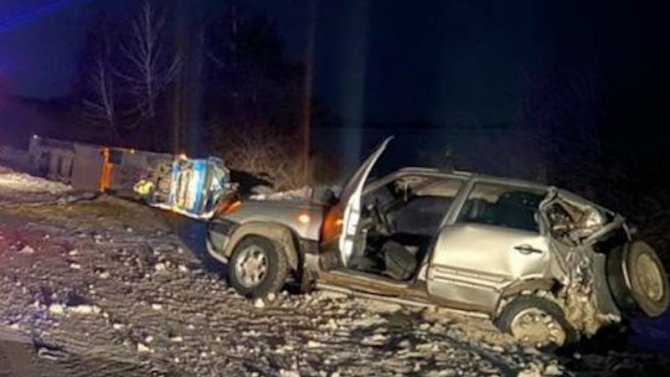 На трассе в Челябинской области после столкновения опрокинулся грузовик, водитель погиб