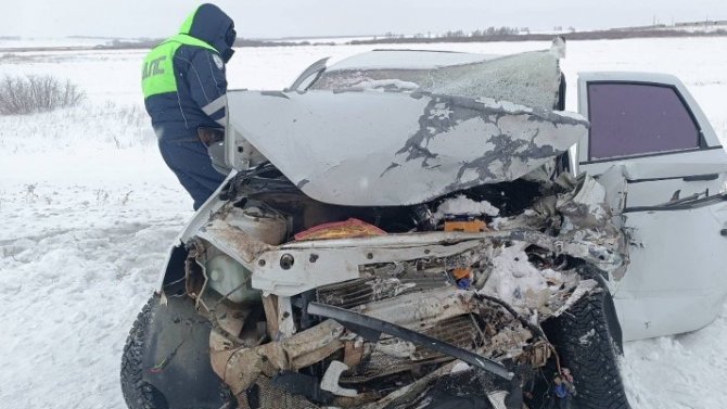 «Лада» и грузовой ГАЗ столкнулись в Челябинской области, один из водителей погиб
