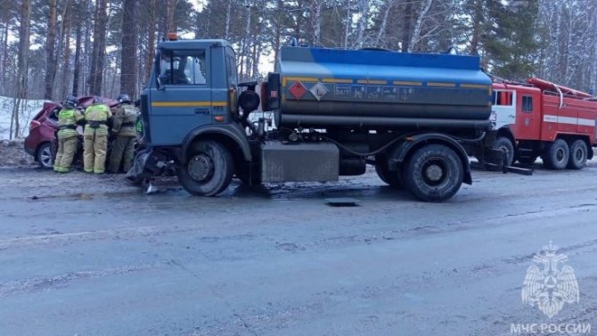 В ДТП с бензовозом в Новосибирской области погибли автомобилистка и ее пассажир