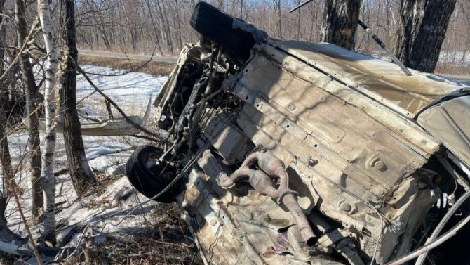 В Приморье «Тойота» врезалась в дерево, съехав в кювет, погибли водитель и пассажир