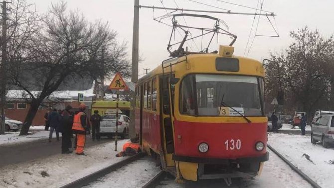 В Краснодаре трамвай сошел с рельсов после столкновения с ВАЗом, пострадали две девушки