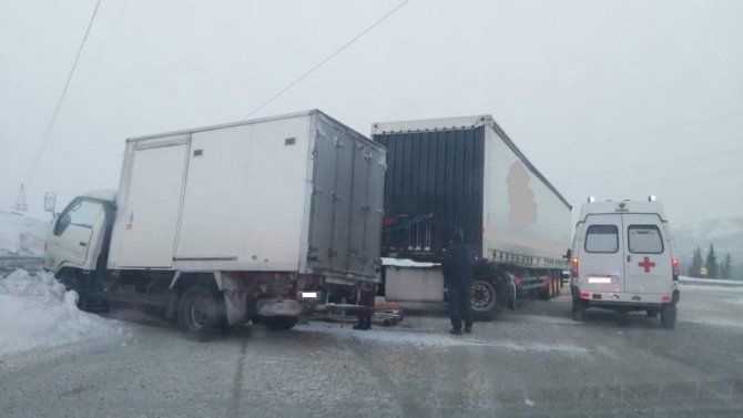 В столкновении двух грузовиков на трассе «Лена» в Якутии пострадал водитель