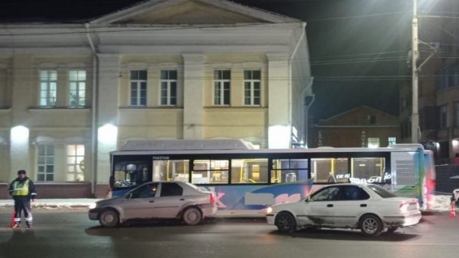 В Омске столкнулись иномарка и автобус с пассажирами