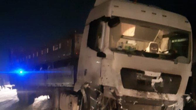 В ДТП с грузовиком на трассе в Югре погиб пожилой водитель
