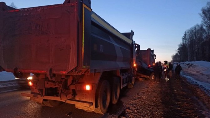 Массовое ДТП на трассе «Урал» в Челябинской области «собрало» три грузовика и легковушку