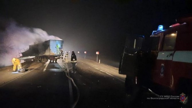 В Волгоградской области грузовик загорелся после столкновения с BMW, пострадали женщина и ребенок