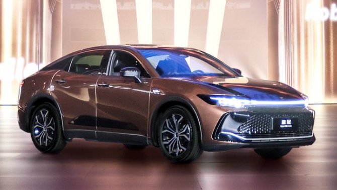 Toyota Crown: новое амплуа японской автоклассики