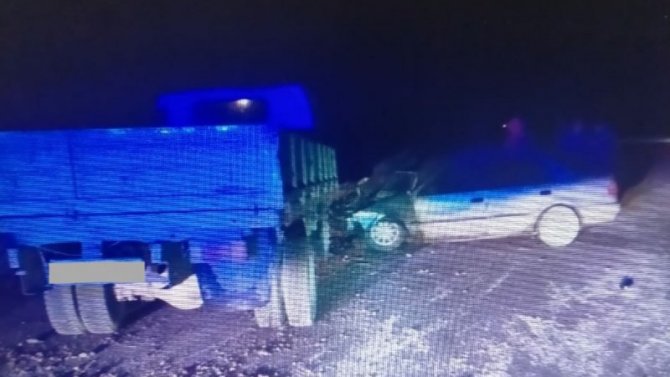 «Тойота» и грузовик столкнулись в Челябинской области, один человек погиб