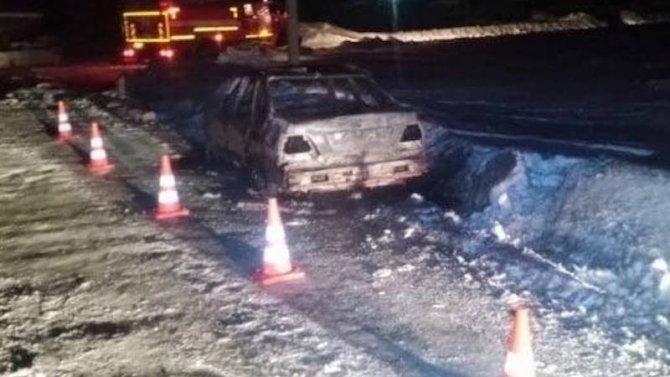 В Омской области иномарка съехала на обочину и загорелась, водитель погиб