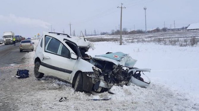 В ДТП с участием «Ларгуса» и грузовика в Саратовской области погибли 4 человека, еще 2 серьезно пострадали