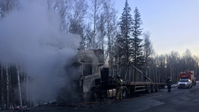 На трассе «Урал» под Златоустом загорелся грузовик