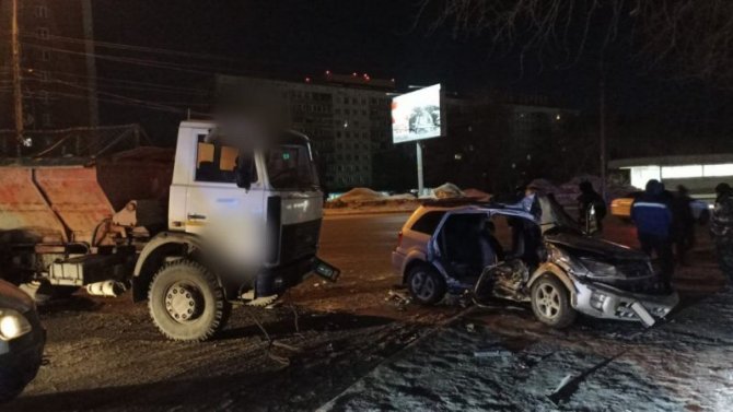 В ночном ДТП в Новосибирске погиб водитель иномарки, пострадали два его пассажира