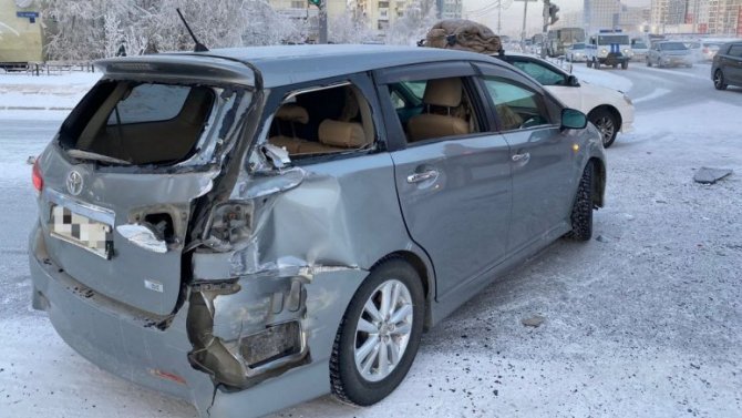 В Якутске автобус столкнулся с двумя «Тойотами», пострадали двое детей