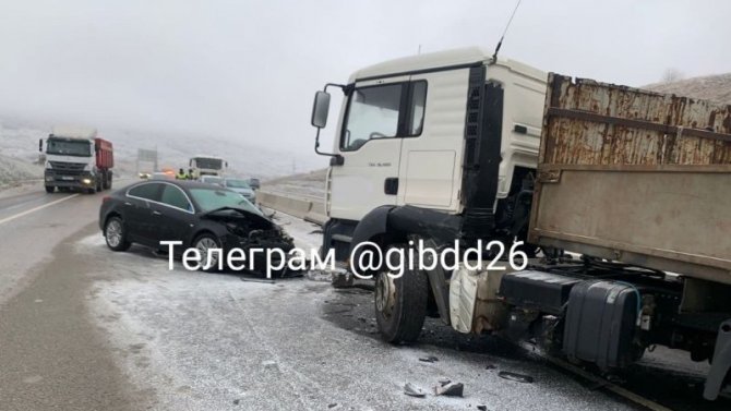 23 машины попали в ДТП на обледеневшем участке трассы Минводы - Кисловодск на Ставрополье