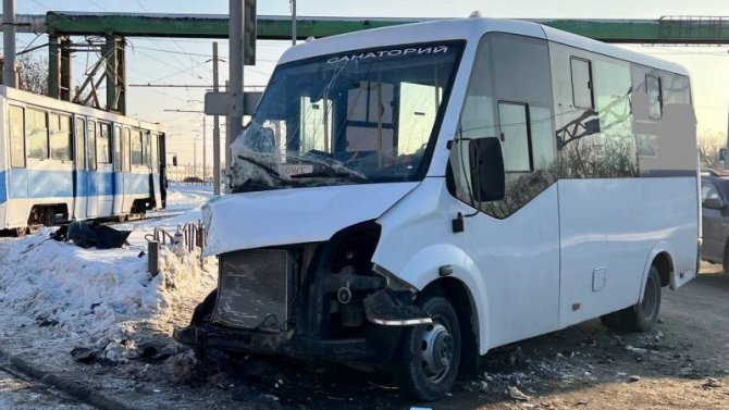 Маршрутка и трамвай столкнулись в Омске, пострадали три пассажира