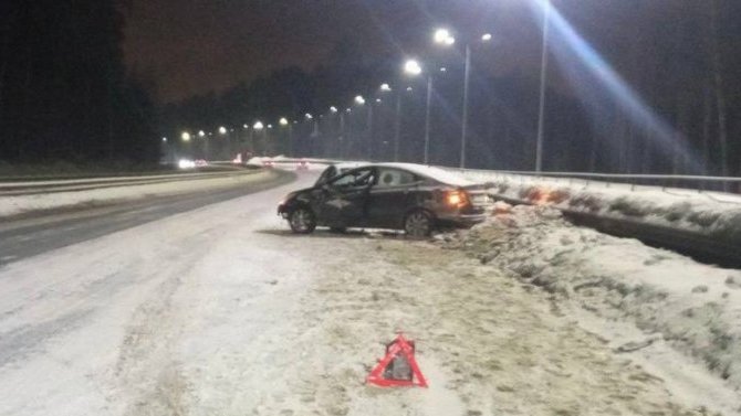 В Казани сбили водителя, вышедшего из автомобиля после наезда на препятствие. Он скончался в больнице