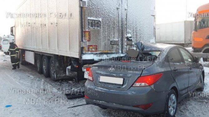На трассе «Урал» иномарка врезалась в фуру, водитель погиб