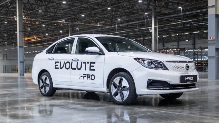 Электромобиль Evolute i-Pro можно купить почти вдвое дешевле заводской цены