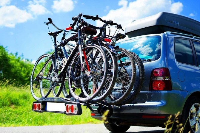 Перевозка велосипедов на задней двери автомобиля