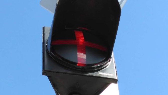 Красный плюс на светофоре