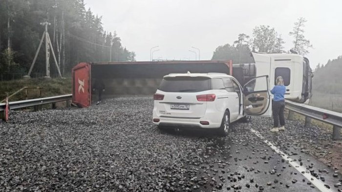 Под Петербургом засыпало щебнем федеральную трассу — движение полностью остановлено