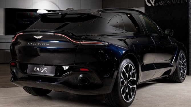 aston martin dbx 